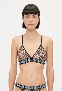 Sutien triunghiular cu imprimeu de leopard, cu bretele subțiri negre, având o bandă contrastantă neagră cu sigla "justcavalli" pe marginea de jos.