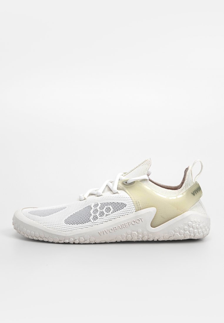 Weiße Sportschuhe mit einem Obermaterial aus Mesh, durchscheinenden gelben Akzenten und einer strukturierten Gummisohle mit runden Punkten. Markenname angezeigt.