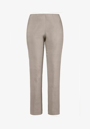 Jasno beżowe lniane spodnie o prostym kroju, z płaskim paskiem w talii i subtelnymi plisami z przodu. Gładka tekstura, bez widocznych zapięć.