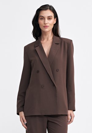 Brązowy dwurzędowy żakiet wykonany z gładkiego materiału, z kołnierzem klapowym, dwiema guzikami i długimi rękawami. Minimalistyczny design i dopasowany krój.