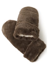 Rudos spalvos netikros kailinės pirštinės su minkštu tekstūru, sukurtos šilumai ir patogumui, pavaizduotos ant balto fono.