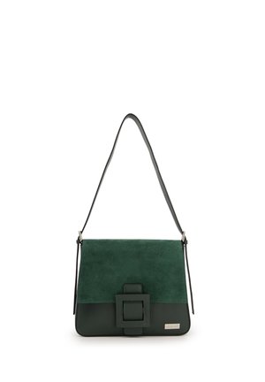 Grüne Leder- und Wildleder-Handtasche mit strukturiertem Design, ausgestattet mit einem großen quadratischen Verschluss, verstellbarem Tragegurt und glatter Textur.