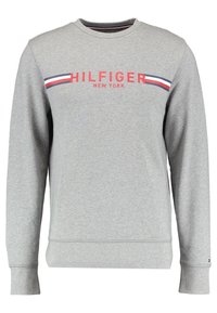 Světle šedý crewneck sweatshirt s dlouhými rukávy, červený nápis "HILFIGER NEW YORK" a horizontální červené, bílé a modré pruhy přes hruď.