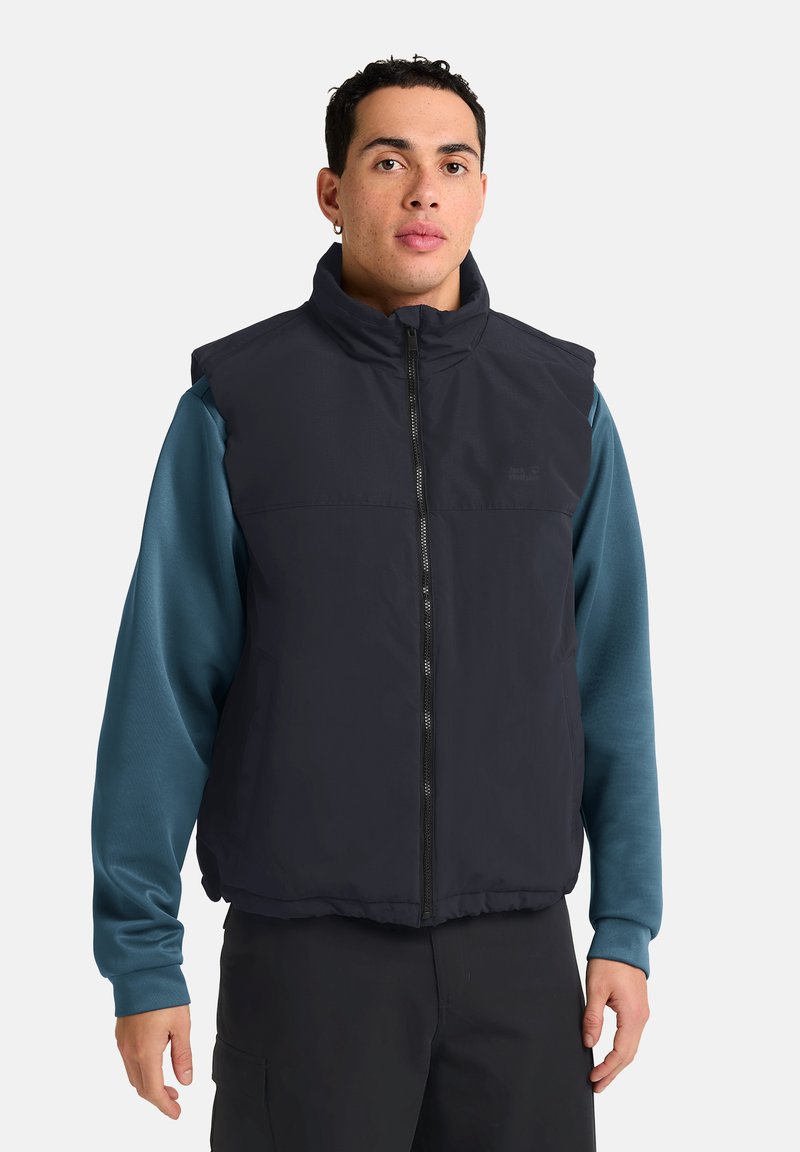 Gilet imbottito nero con colletto alto e zip frontale. Abbinato a una maglia a maniche lunghe blu. Design semplice, senza motivi notevoli.