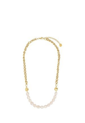 Collana a catena dorata con perle bianche grezze alternate lungo la parte inferiore, che si estende in spessi anelli d'oro con chiusura e catenina regolabile.