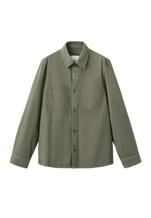 Camisa de manga larga de color verde oliva con botones, cuello y dos bolsillos en el pecho, mostrada sobre un fondo blanco.