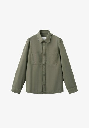 Camisa de manga larga de color verde oliva con botones, cuello y dos bolsillos en el pecho, mostrada sobre un fondo blanco.
