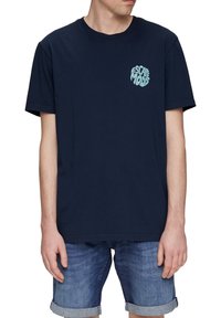 Navyblauwe katoenen t-shirt met korte mouwen, voorzien van een ronde aqua "ESCAPE MOOD" graphic op de linker borst.