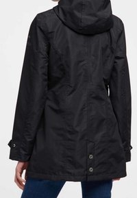 Chaqueta negra con capucha y acabado texturizado, que presenta detalles de botones a presión y un diseño ligeramente alargado. La vista trasera muestra costuras y detallado.
