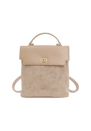 Zaino in suede e pelle beige con manico superiore, chiusura a scatto dorata e spallacci regolabili su sfondo bianco.