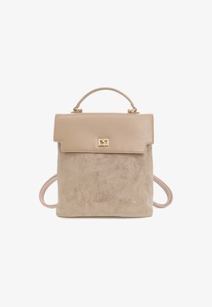 Zaino in suede e pelle beige con manico superiore, chiusura a scatto dorata e spallacci regolabili su sfondo bianco.