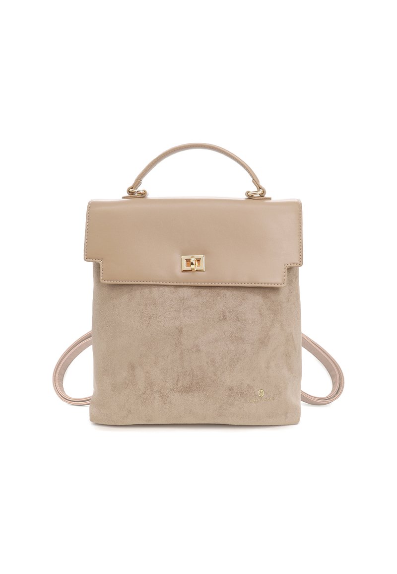 Beżowy plecak z zamszu i skóry z górną rączką, złotym zapięciem obrotowym oraz regulowanymi paskami na ramiona na białym tle.