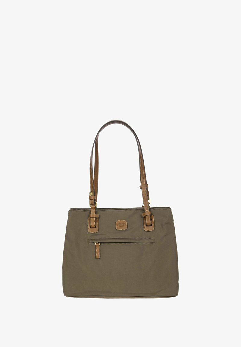 Sac en nylon vert olive avec des poignées et des accents en cuir marron, doté d'une fermeture zippée sur le dessus et d'une poche zippée à l'avant.
