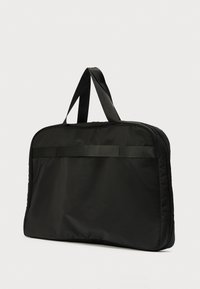 Geantă de laptop neagră din nailon cu două mânere superioare, formă dreptunghiulară, textură netedă și închidere cu fermoar pe partea de sus.