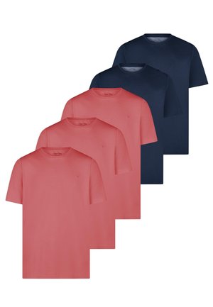 Fem ensfarvede crew-neck T-shirts i et forskudt layout, tre koral-pink foran og to navy blå bagved, uden mønstre eller logoer.