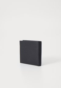 Portefeuille en cuir noir avec une finition texturée, design bi-fold, forme rectangulaire compacte et détails de couture minimalistes.