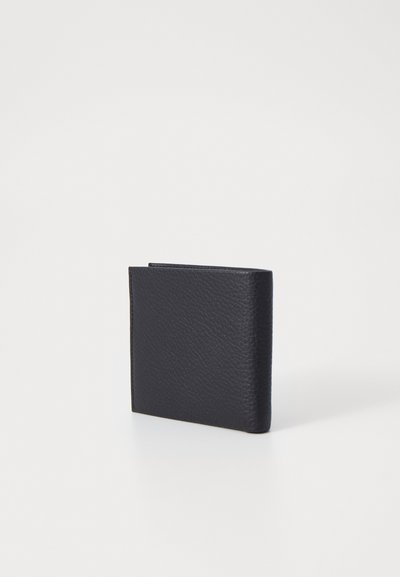 Portefeuille en cuir noir avec une finition texturée, design bi-fold, forme rectangulaire compacte et détails de couture minimalistes.