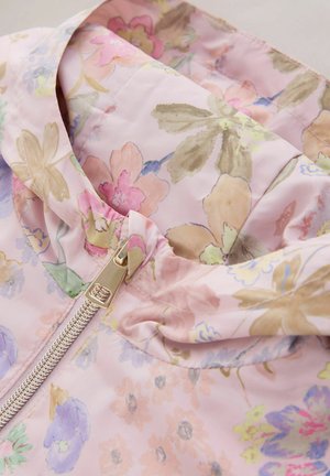 Rožinės gėlėmis dekoruotos gobtuvu striukės, pagamintos iš lengvos medžiagos, su auksine užtrauktuku, subtiliais gėlių raštais ir minkštu, tekstūruotu paviršiumi.