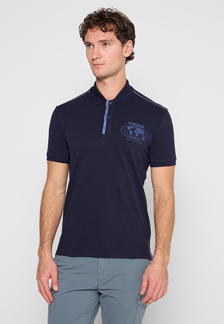 Navyblaues Polohemd aus strukturiertem Stoff, mit einem Kragen mit zwei Knöpfen, lila Akzenten und einem bedruckten Design auf der Brust.