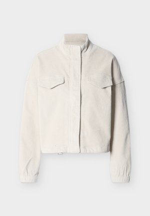 Μπεζ μπουφάν από κορντόρι με ψηλό γιακά, τσέπες με καπάκι μπροστά, ελαστικά μανίκια και κρυφό μπροστινό κούμπωμα, εκτεθειμένο σε απλό φόντο.