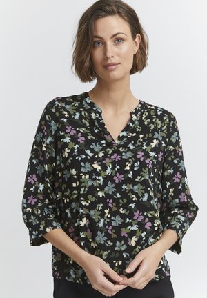 Blommig blus med svart bas och mönster i grönt, lila och blått, v-ringning och 3/4-ärmar i lätt material.