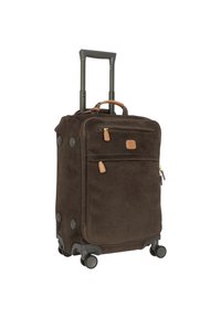 Maleta de mano de tela marrón con textura suave, mango retráctil y cuatro ruedas. Presenta un bolsillo frontal con cremallera y detalles en cuero.