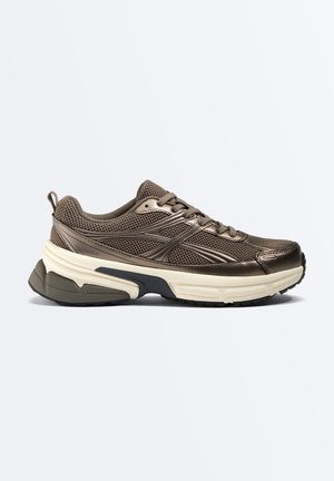 OYSHO, RETRO SNEAKERS - Sportcipő - bronze