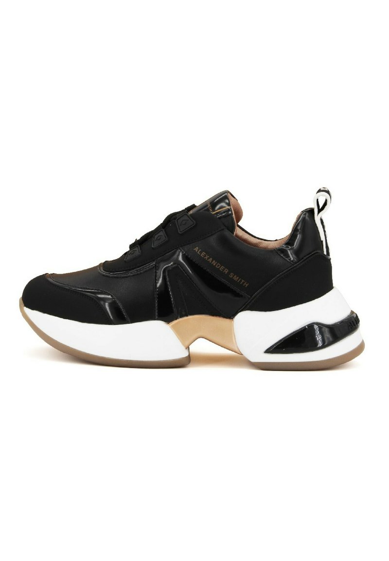 Zwarte sportieve sneakers met een glanzend leren en mesh bovenwerk, witte tussenzool, textuur buitenzool en logodetail aan de zijkant.