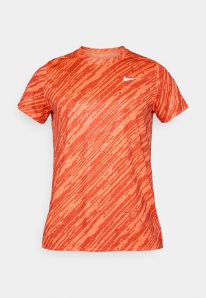 Camiseta atlética roja de manga corta con un patrón texturizado que incluye franjas y manchas, hecha de material sintético. Destaca el conocido logo de Nike en el pecho.