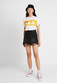 Fila ALLISON - T-shirt imprimé - bright white/citrus