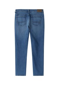 Blå denimjeans vist bagfra med to lommer, bæltestropper og et brunt mærke på linningen.