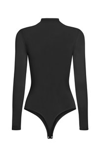 Svart långärmad bodysuit med hög halsringning, slät textur och minimalistisk design. Har en tanga nederdel och tryckknappsstängning bak.