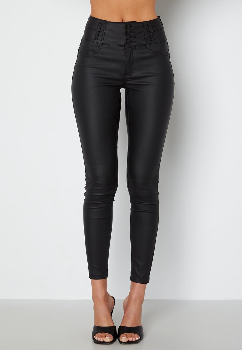 Leggings noirs taille haute en similicuir avec une texture lisse, dotés d'une fermeture à boutons sur le devant, de poches latérales et d'une coupe cintrée.