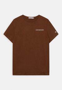 Hnědý tričko s krátkým rukávem s bílým logem "CALVIN KLEIN JEANS" na levé části hrudi a malým logem blízko levého rukávu.