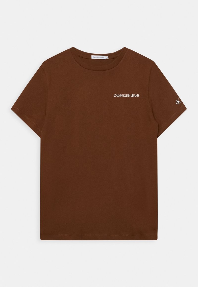 Hnědý tričko s krátkým rukávem s bílým logem "CALVIN KLEIN JEANS" na levé části hrudi a malým logem blízko levého rukávu.