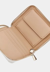 Ritstas in lichtbeige leer, met zes kaartsleuven, een ID-vak en goudkleurige hardware met zichtbare stikdetails.