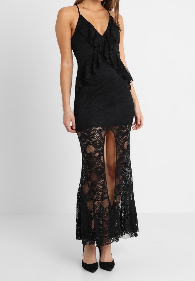 Vestido negro de encaje con un escote en V con volantes, cuerpo ajustado y dobladillo acampanado con una sección inferior transparente y dos aberturas en los muslos.