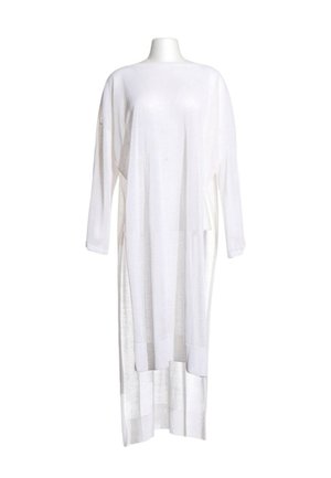 Longue robe blanche en maille avec manches longues et encolure ronde présentée sur un mannequin sans tête.