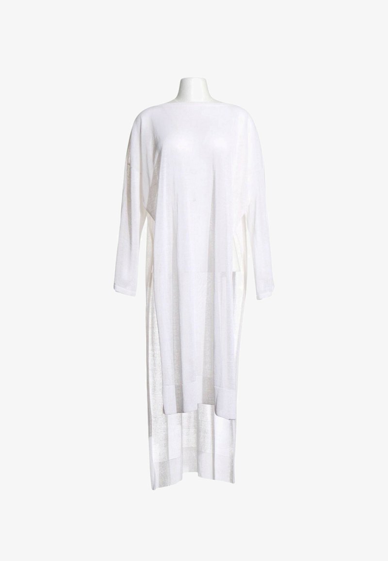 Longue robe blanche en maille avec manches longues et encolure ronde présentée sur un mannequin sans tête.