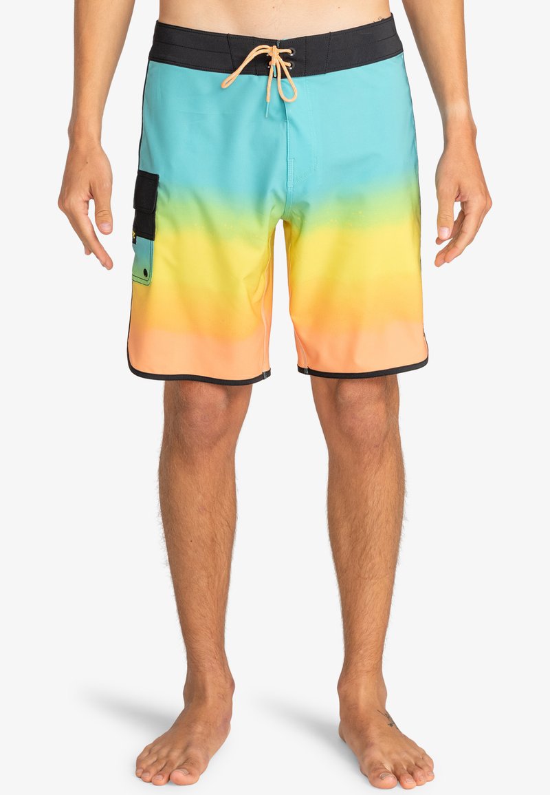 Shorts da surf colorati con una sfumatura di blu, verde, giallo e arancione. Include una vita nera e una tasca laterale.