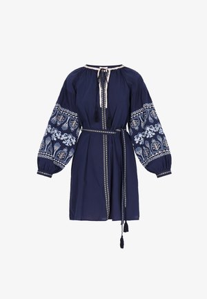 Granatowa sukienka z haftowanymi kwiatowymi wzorami na bufiastych rękawach, z wąską talią podkreśloną dopasowanym paskiem i ozdobnymi frędzlami przy dekolcie.