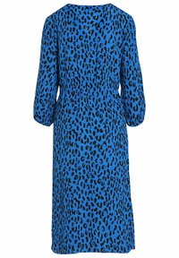 Vestido azul con estampado de leopardo, de manga tres cuartos, con cintura elástica y corte relajado. La textura de la tela es suave y ligera.