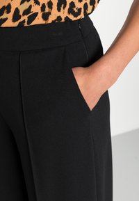 ONLY ONLCAROLINA CULOTTE - Calças - black