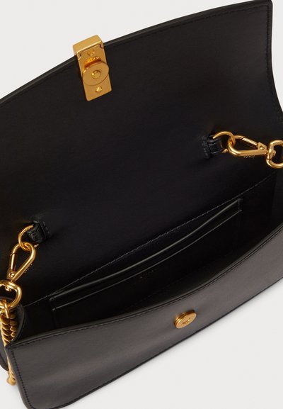 Zwarte leren handtas met een goudkleurige gesp en kettingdetail. Binnenkant met een zijvak en een gladde textuur.