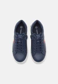 Sneakers in pelle blu navy con suole bianche, dotati di lacci, una cerniera laterale e dettagli a strisce rosse. Interno marchiato di misura 31.