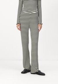 Mads Nørgaard STRIPE LONNIE PANTS - Pantalon classique - rosin/vanilla ice