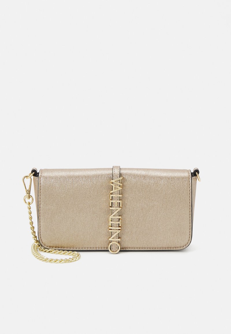 Bolso bandolera metálico dorado con un acabado texturizado, que cuenta con una cadena como asa y un logotipo en relieve prominente en la parte delantera.