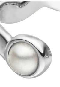 Zilveren metalen accessoire met een gladde, afgeronde vorm. Bevat een gepolijste cirkelvormige accent en een slanke, doorlopende lusvorm.