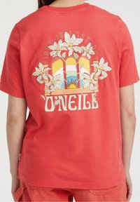 Czerwona bawełniana koszulka z kolorowym graficznym wzorem przedstawiającym kwiaty i łuki z tyłu, z napisem "O'NEILL" na dole.