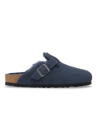 Marineblaue Clogs aus weichem Filz mit strukturiertem Finish, ausgestattet mit einer Schnallenakzent und einem Korkfußbett, auf einer schwarzen Gummisohle.